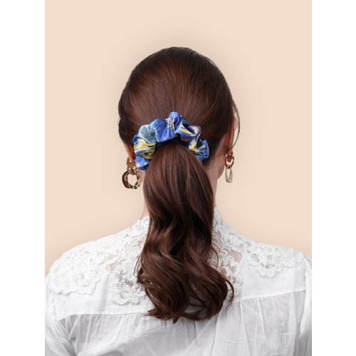 Широкая шелковая резинка для волос 'Оммаж' в васильково-синем цвете от Mollen